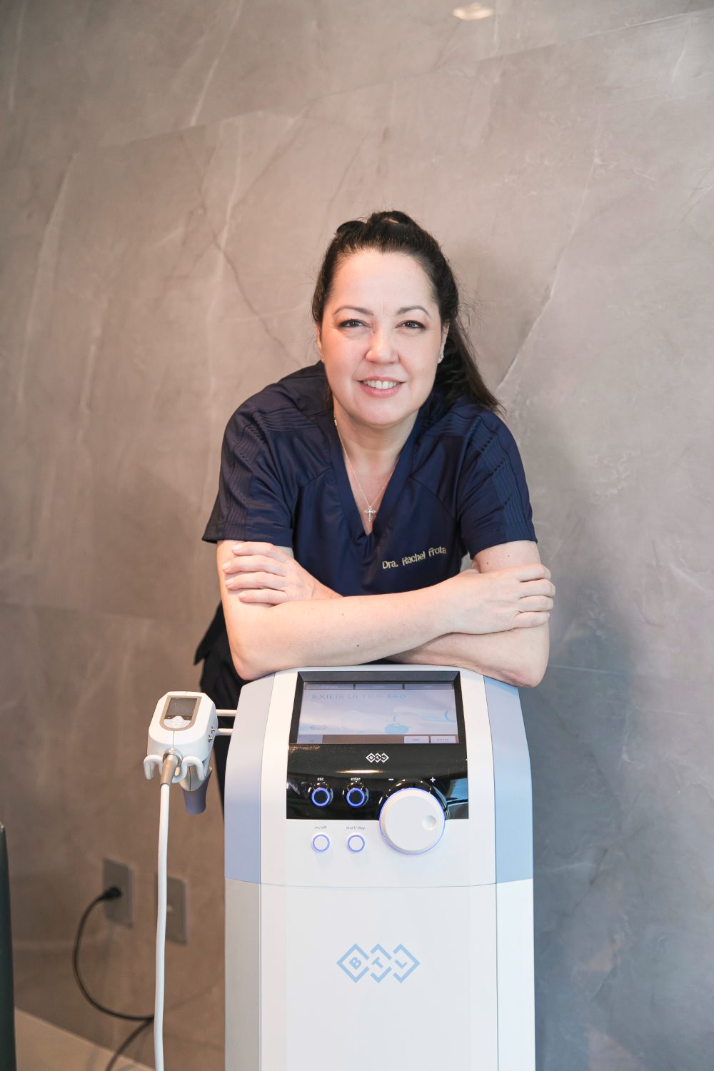 Dra. Rachel Frota ao lado do Exilis Ultra 360™