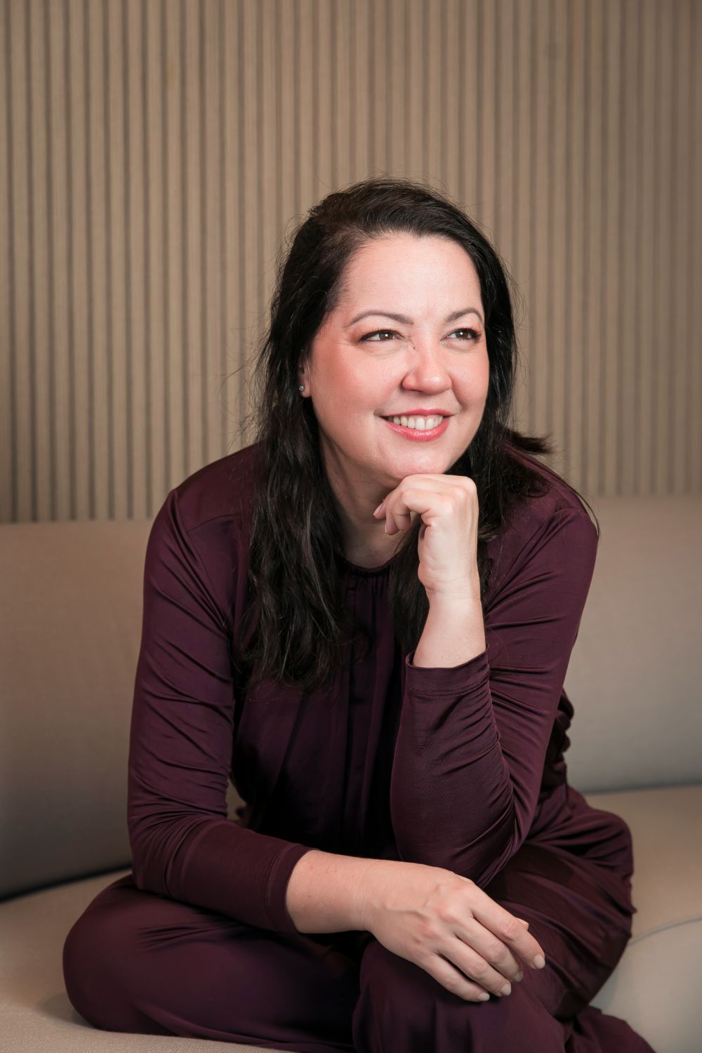 Dra. Rachel Frota sentada, sorrindo, no espaço da Flèr
