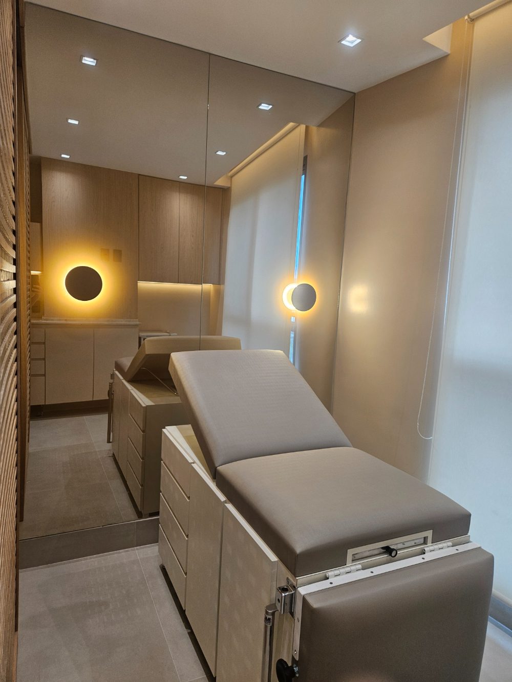 Sala de Ginecologia da Flèr, com maca e iluminação indireta